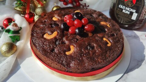Traditional Christmas English Pudding Fruit Cake Rosemary Cranberries White  Plate Stock Photo by ©anna_tukhfatullina 174764898