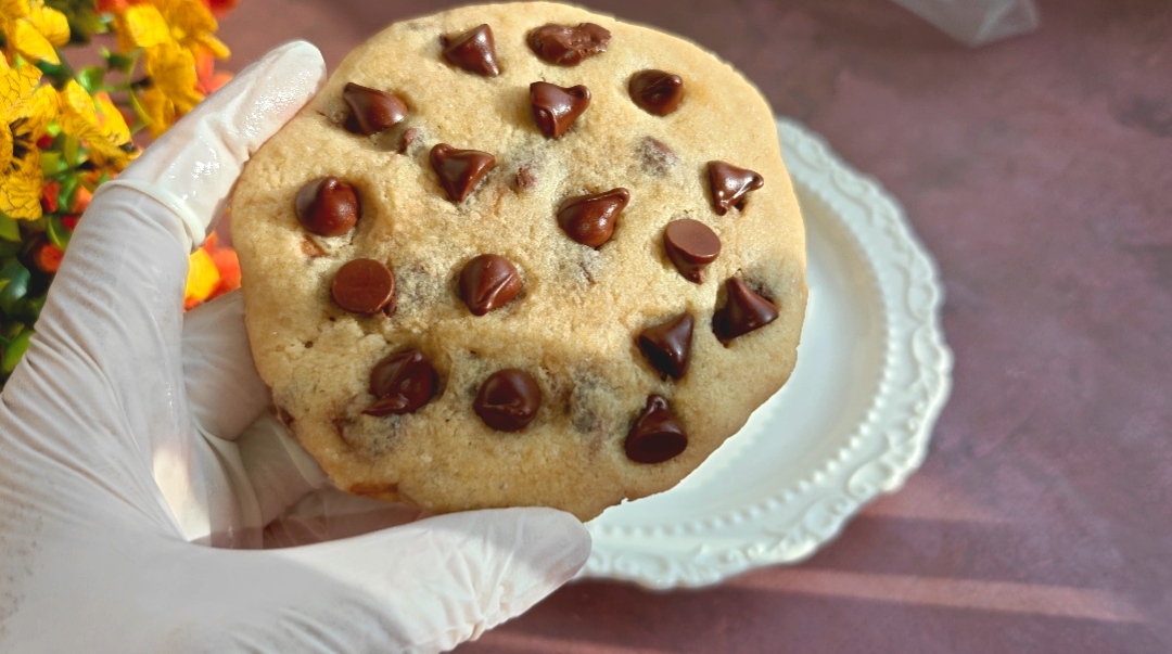 chocolate chip cookie